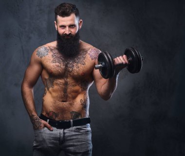 Sakallı erkek dumbbell tutar