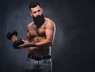 Sakallı erkek dumbbell tutar