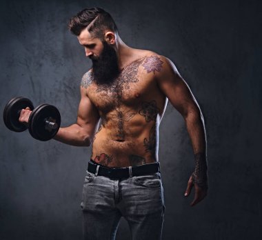 Sakallı erkek dumbbell tutar