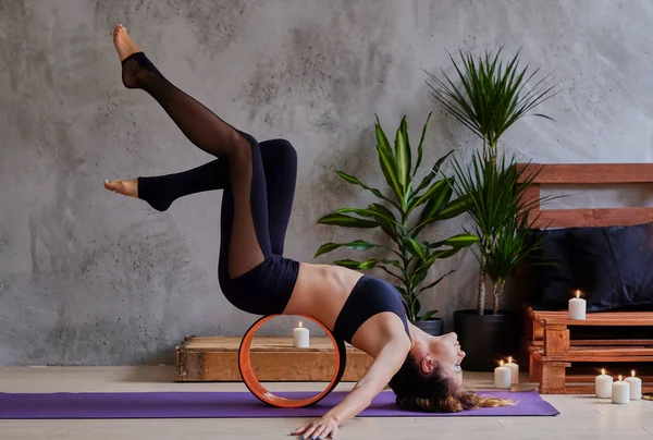 esmer kadın yoga yaparken