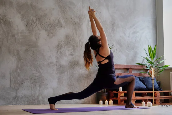 Seksowna brunetka kobieta robi joga. — Zdjęcie stockowe