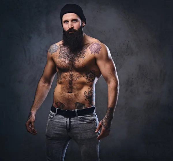 Без сорочки м'язистий, бородатий чоловік в капелюсі — стокове фото