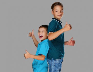 genç çocuk küçük bir standları