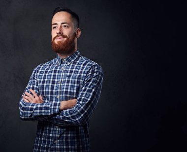 Sakallı hippi erkek çapraz kolları olan