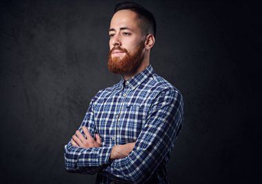 Mavi yün gömlekli sakallı adam.