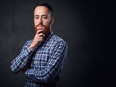 Mavi yün gömlekli sakallı adam.