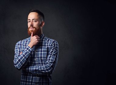 Mavi yün gömlekli sakallı adam.