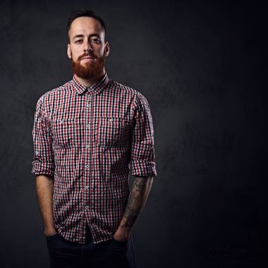 Düşünceli Kızıl saçlı sakallı hippi 