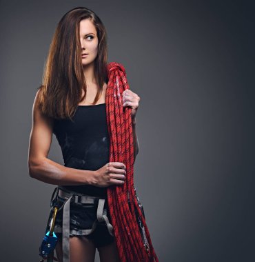 Üzerinde gri kadın ücretsiz dağcı