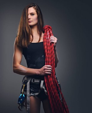 Erkek tırmanma ipi tutan