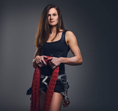 Erkek tırmanma ipi tutan