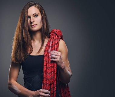 Erkek tırmanma ipi tutan