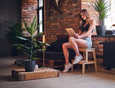 Tablet Pc kullanma çekici sportif erkek 