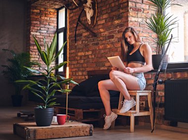 Çekici sportif Bayan tablet kullanma