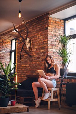 çekici bir kadın Tablet PC'yi kullanma