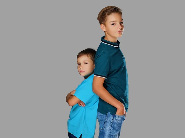 Teenager-Junge steht in der Nähe eines Kleinen — Stockfoto