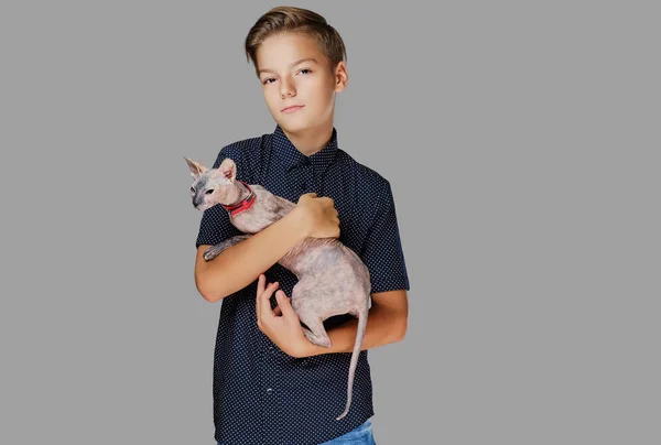 Kleiner Junge hält eine Katze. — Stockfoto