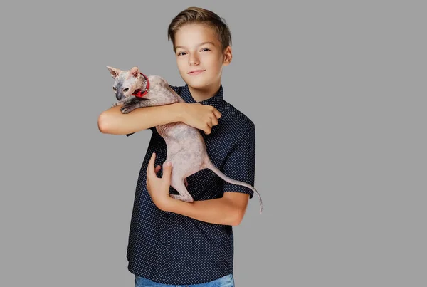 Emotionaler kleiner Junge hält eine Katze — Stockfoto