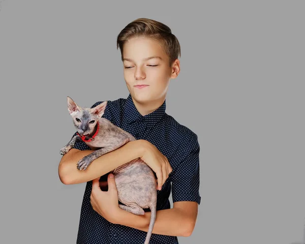 Känslomässig liten pojke håller en katt — Stockfoto