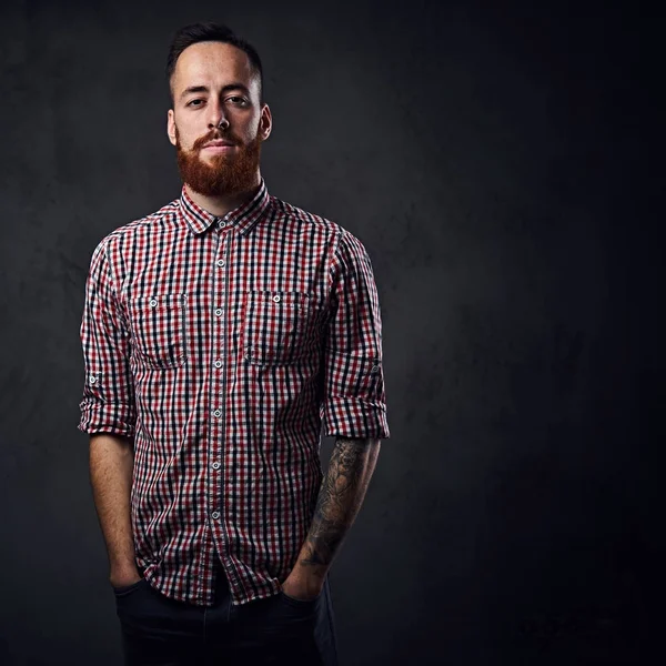 Düşünceli Kızıl saçlı sakallı hippi 