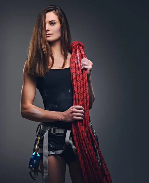 Erkek tırmanma ipi tutan