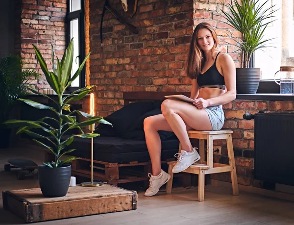 Tablet Pc kullanma çekici sportif erkek 