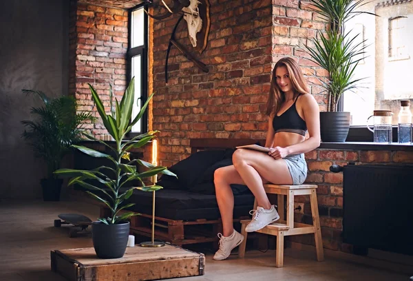 Tablet Pc kullanma çekici sportif erkek 