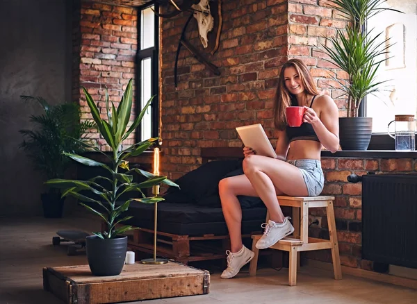 Çekici sportif Bayan tablet kullanma