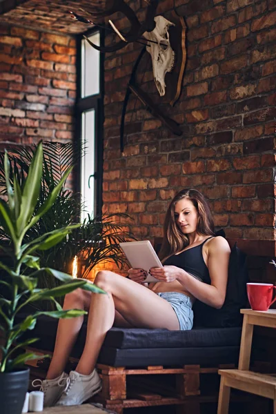 Attractive sporty female using tablet — Stock Photo, Image