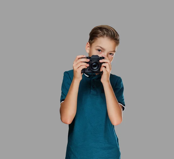 Een jongen die het nemen van foto's met een professionele camera. — Stockfoto