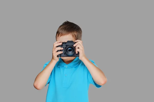 Pojken tar bilder — Stockfoto