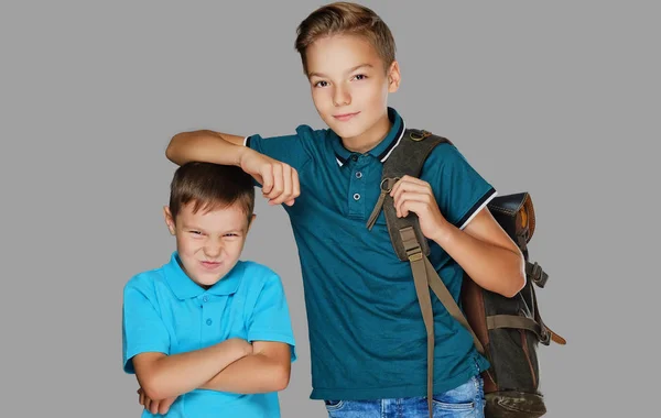 Boy put his arm on angry small boy — Stock Photo, Image