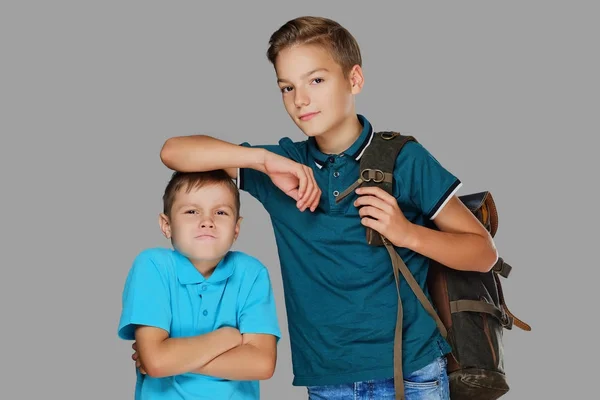 Pojken lade sin arm på arg liten pojke — Stockfoto