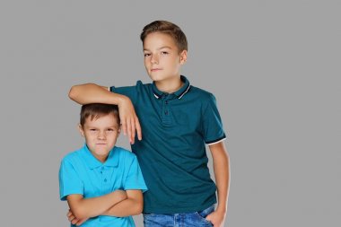 Çocuğun kolunu kızgın küçük çocuk üzerinde koymak.