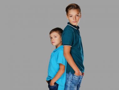 genç çocuk küçük bir standları