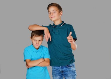 Çocuğun kolunu kızgın küçük çocuk üzerinde koymak.