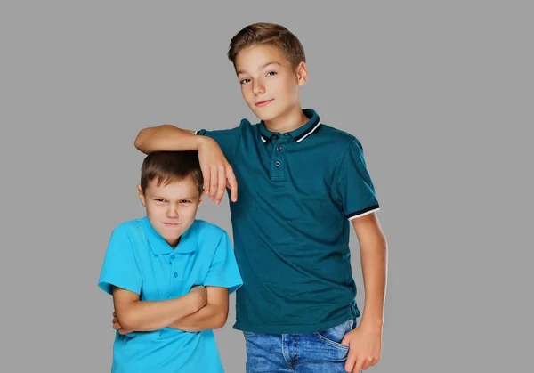 Junge legte seinen Arm auf wütenden kleinen Jungen — Stockfoto