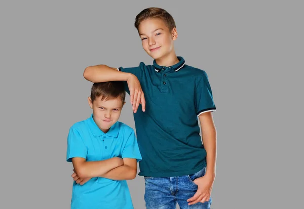 Boy put his arm on angry small boy — Stock Photo, Image