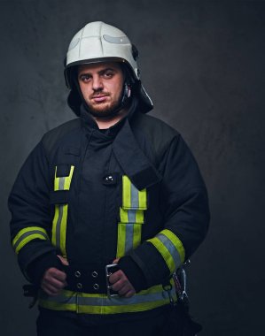 İtfaiyeci üniforması giymiş