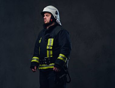 İtfaiyeci üniforması giymiş