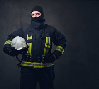 Firefighter Güvenlik kask tutar.