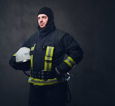 Firefighter Güvenlik kask tutar.