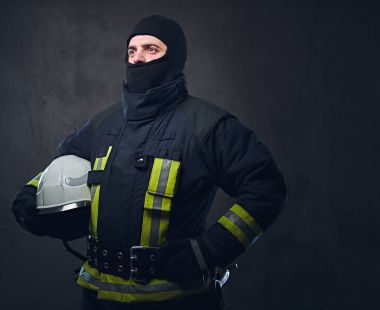 Firefighter Güvenlik kask tutar.
