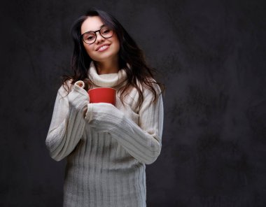 Duygusal kadın kırmızı kahve fincanı tutar.