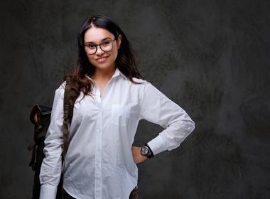 Erkek deri sırt çantası ile