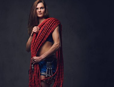 Erkek tırmanma ipi tutan 