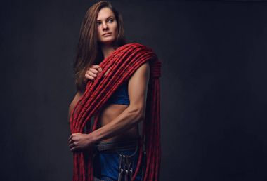 Erkek tırmanma ipi tutan 