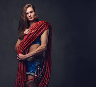 Erkek tırmanma ipi tutan 