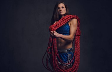 Erkek tırmanma ipi tutan 