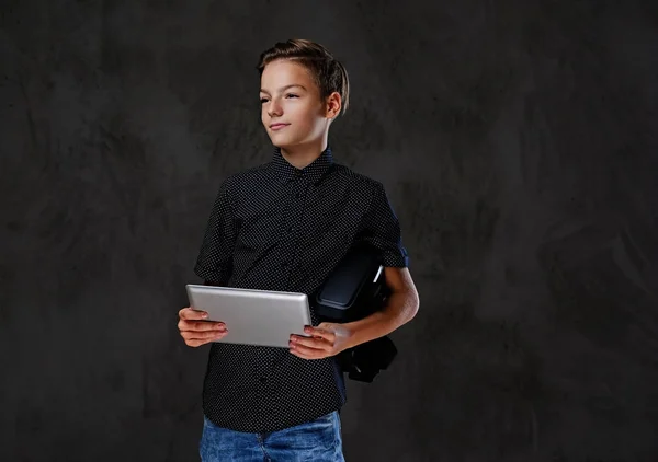 Pojken håller tablet Pc — Stockfoto